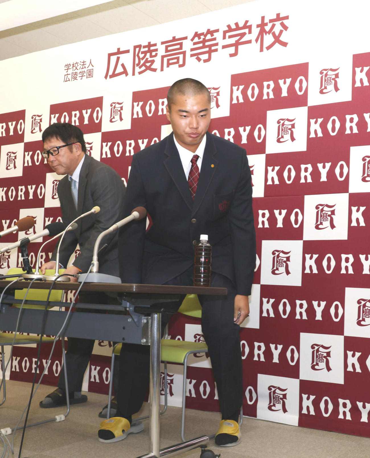21日ドラフト会議で4位までに指名されず会見場を退席する広陵・真鍋慧