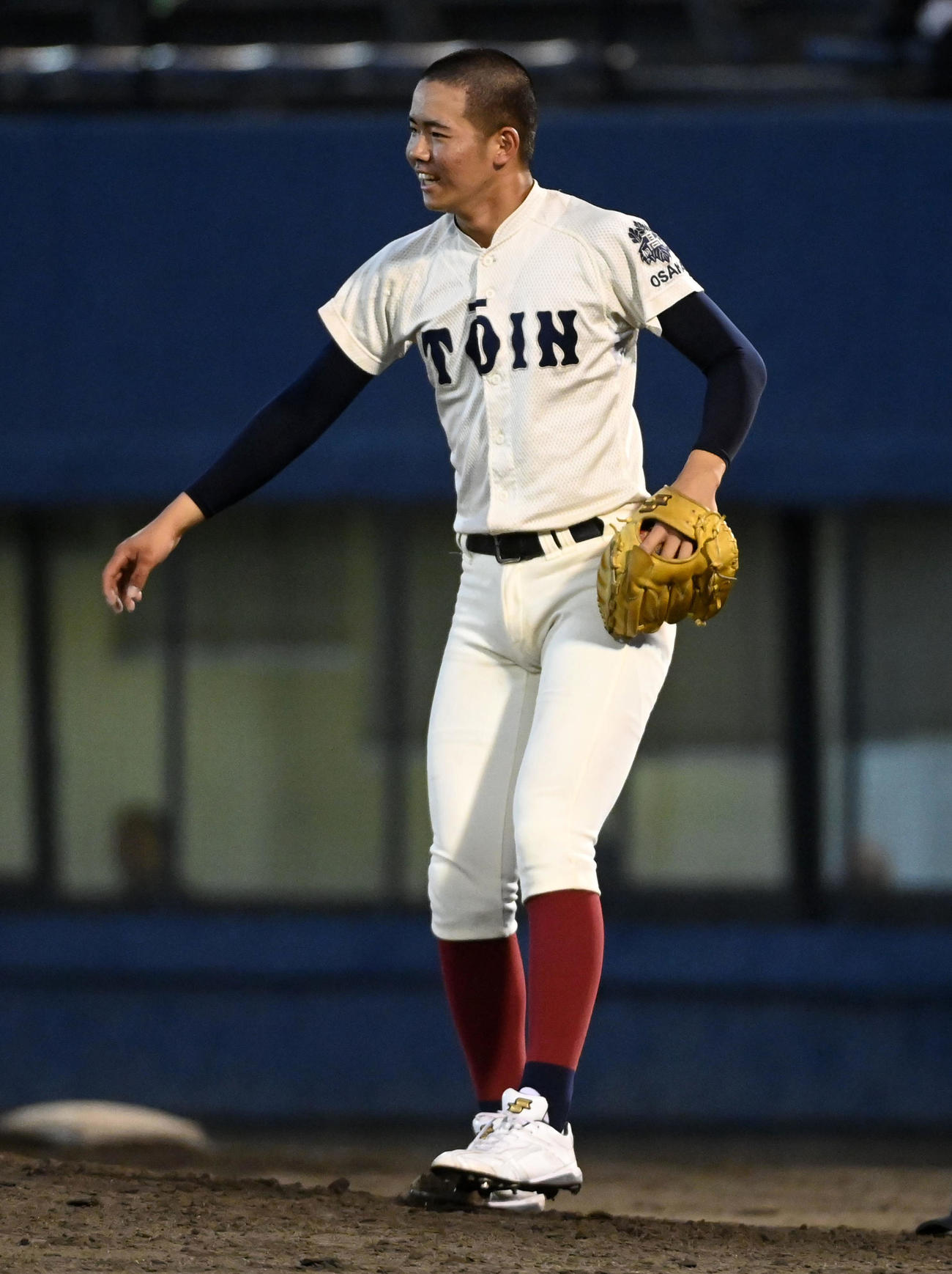 大阪桐蔭対報徳学園　報徳学園を破り笑顔を見せる大阪桐蔭・森（撮影・前岡正明）
