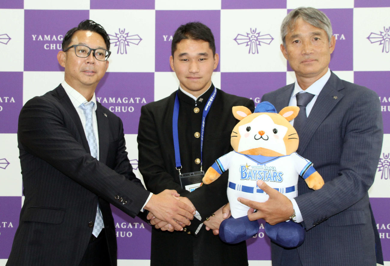 DeNAドラフト3位の山形中央・武田（中央）は指名あいさつを受ける（撮影・木村有優）