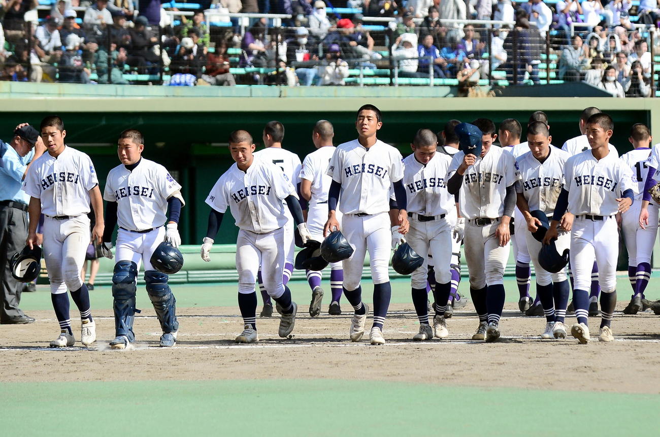 準決勝敗退に肩を落とす藤枝明誠の選手たち