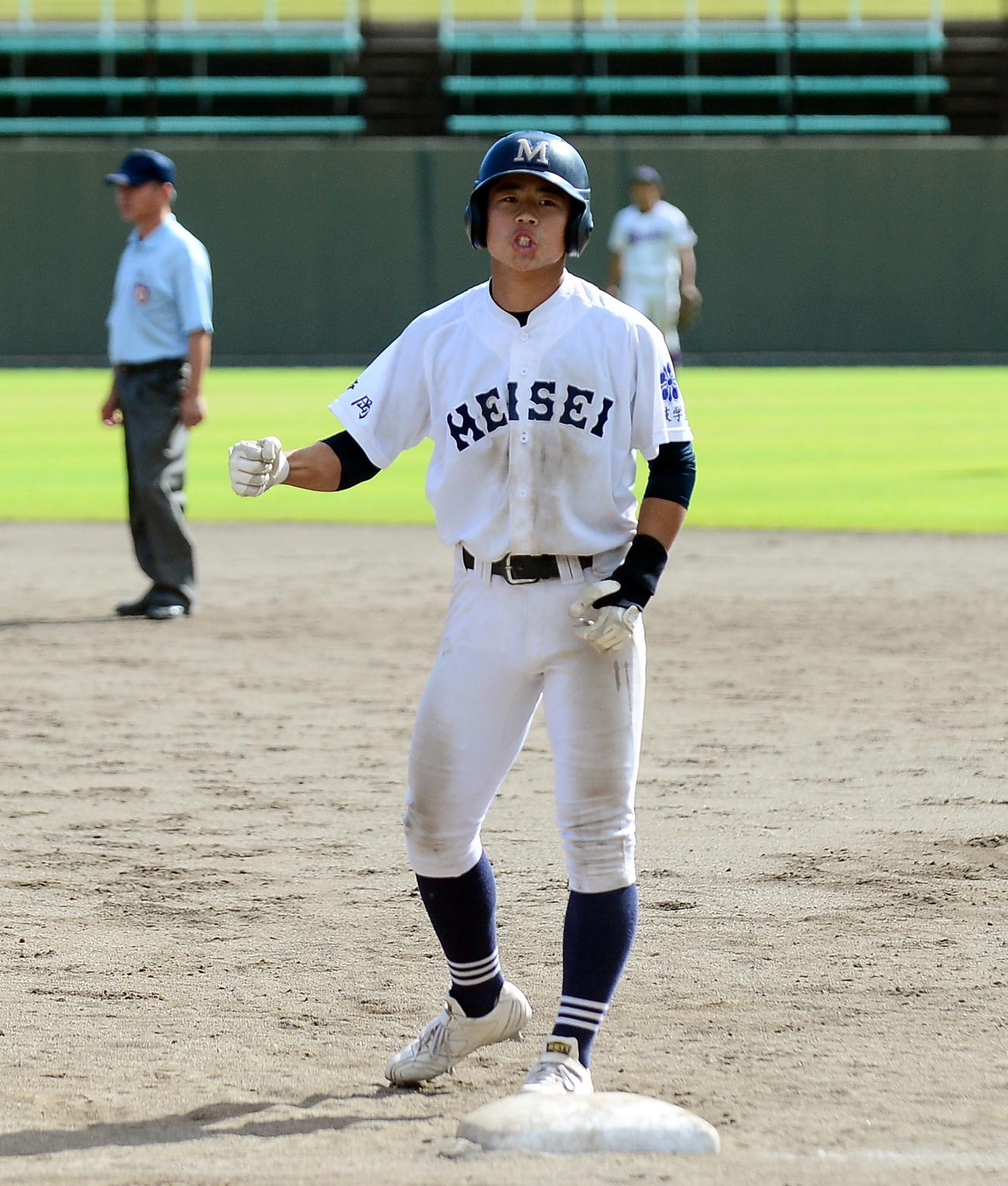 8回表藤枝明誠2死一、二塁、中前適時打を放ち拳を握る一瀬