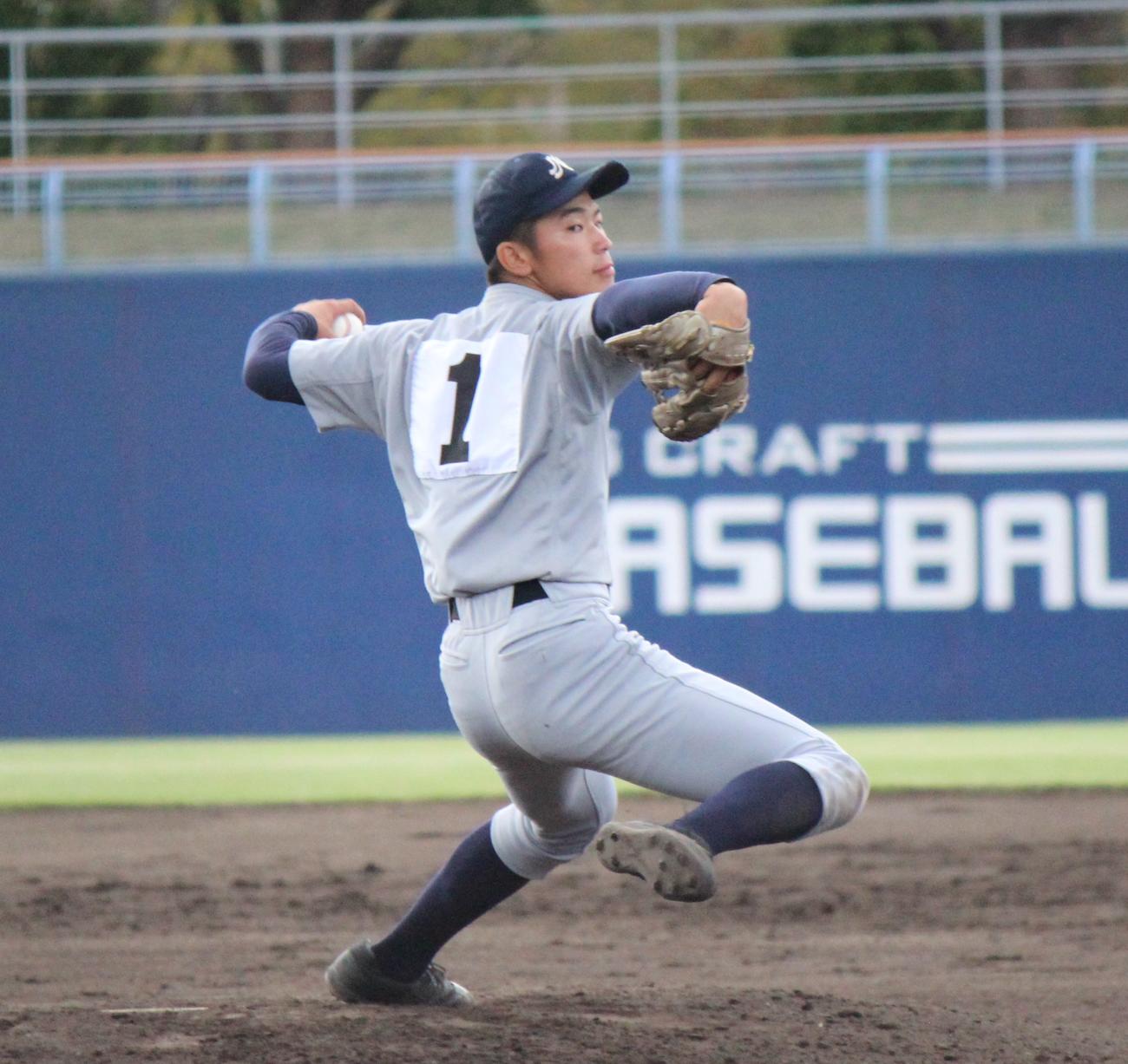 京都外大西の先発・田中（撮影・柏原誠）