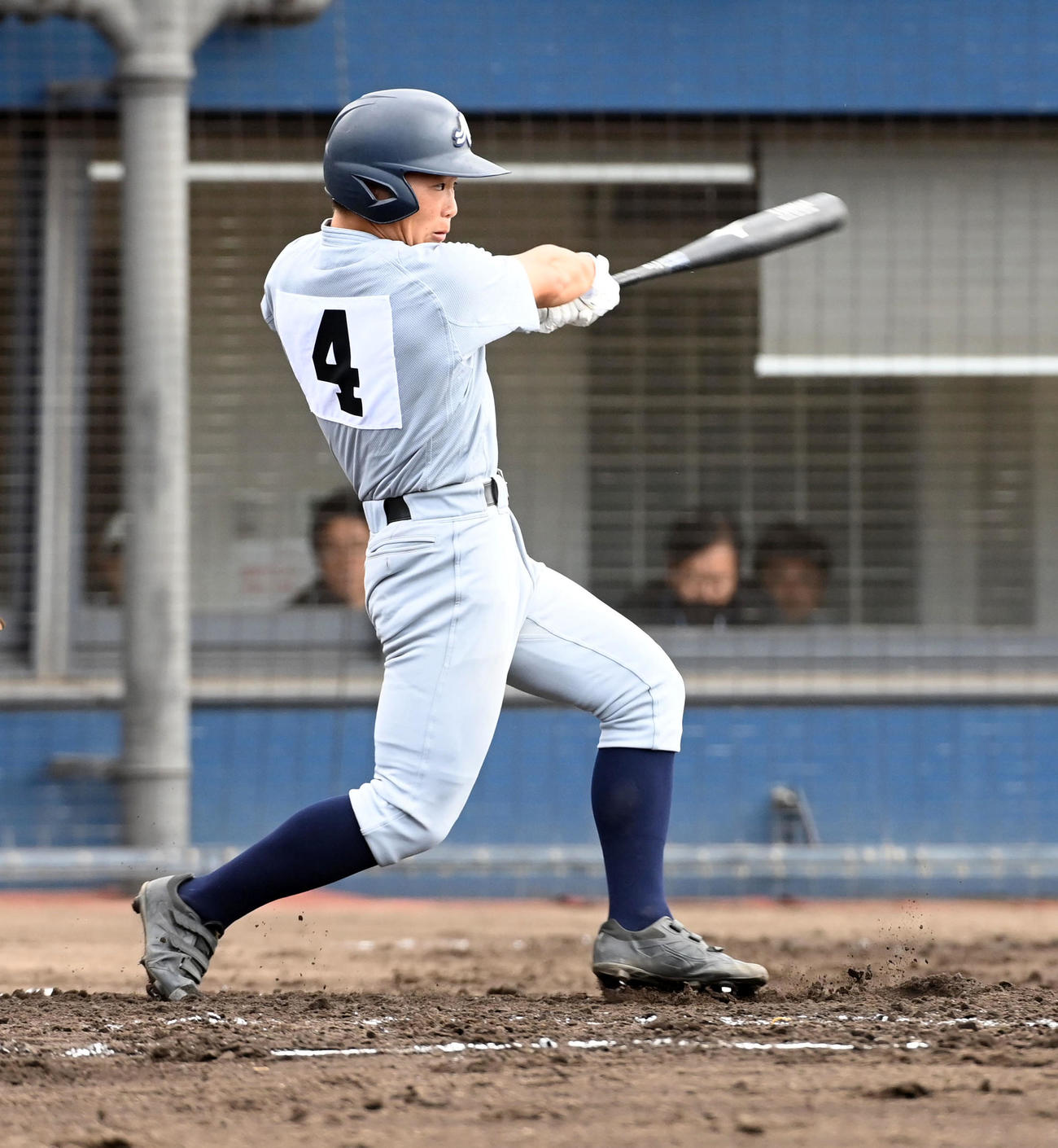 京都外大西対履正社　2回表京都外大西無死一死満塁、中辻は左前適時打を放つ（撮影・前岡正明）