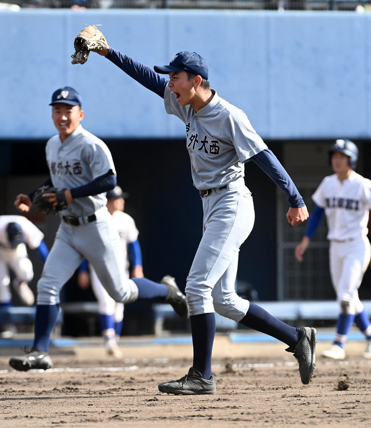 京都外大西対履正社　履正社に勝利、ガッツポーズを見せる京都外大西・田中（撮影・前岡正明）