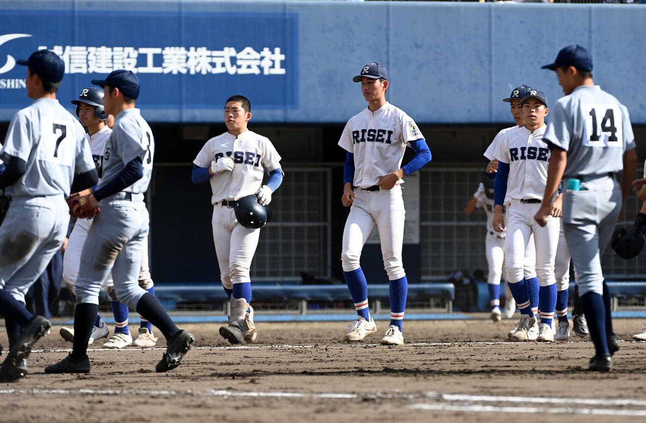 京都外大西対履正社　京都外大西に敗れあいさつに向かう履正社ナイン（撮影・前岡正明）