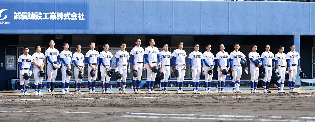 京都外大西対履正社　京都外大西に敗れベンチ前に整列する履正社ナイン（撮影・前岡正明）