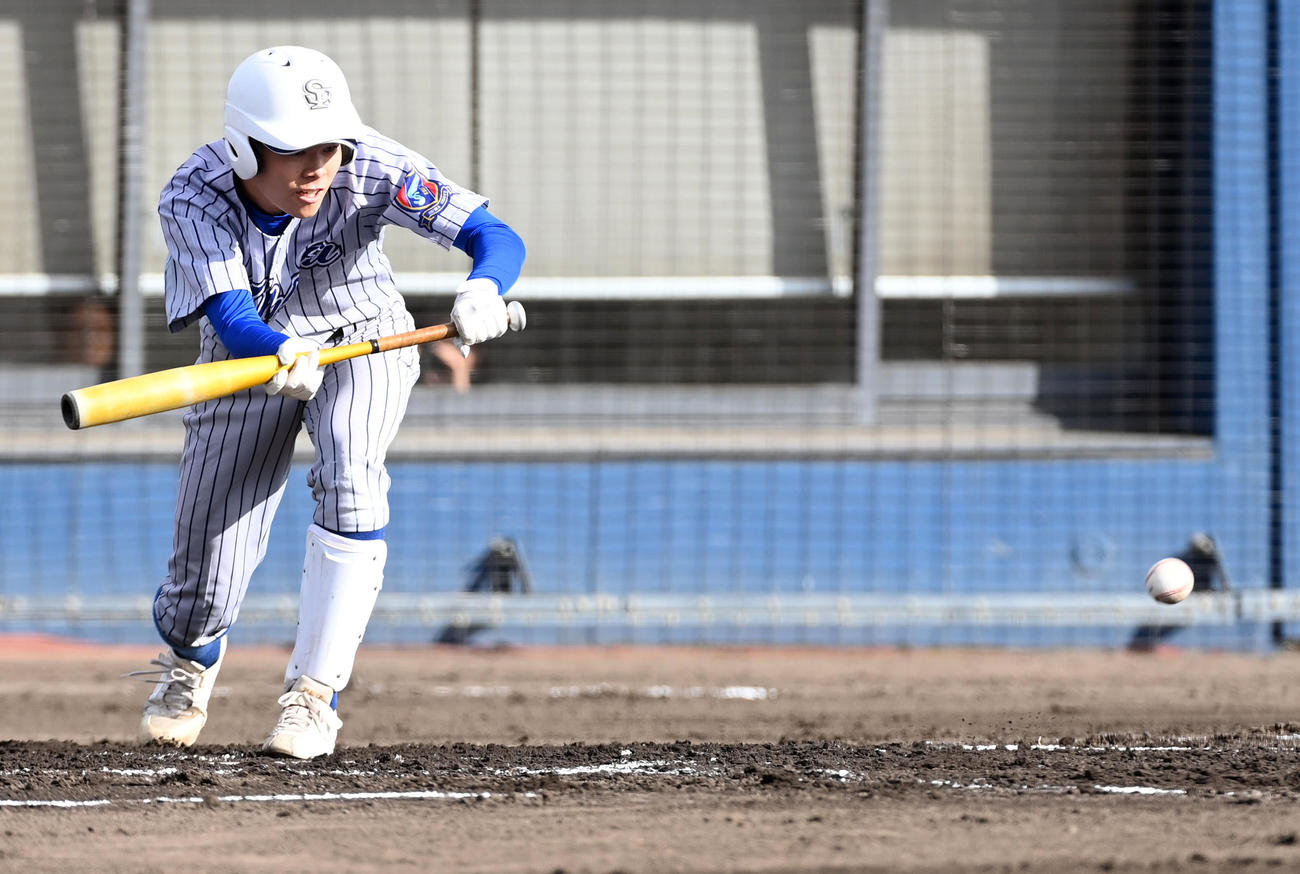 耐久対須磨翔風　1回裏須磨翔風1死一、三塁、永光は三塁走者を迎え入れる投前バントを決める（撮影・前岡正明）