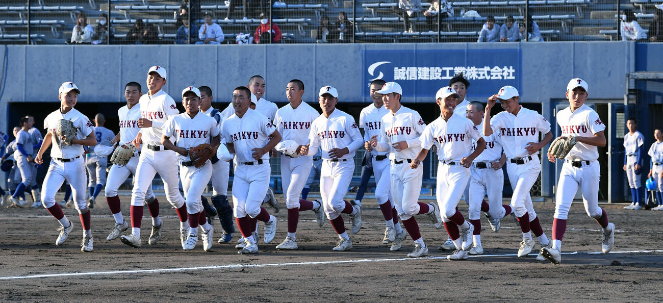 耐久対須磨翔風　須磨翔風を破りあいさつに向かう耐久ナイン（撮影・前岡正明）