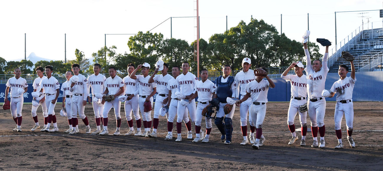 耐久対須磨翔風　須磨翔風を破り応援団にあいさつする耐久ナイン（撮影・前岡正明）