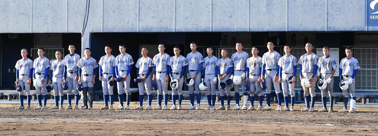 耐久対須磨翔風　耐久に敗れベンチ前に整列する須磨翔風ナイン（撮影・前岡正明）
