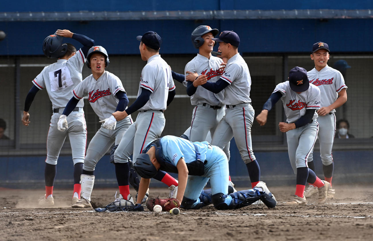 近江対京都国際　近江にサヨナラ勝ち、喜ぶ京都国際ナイン（撮影・前岡正明）