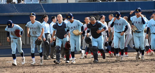 近江対京都国際　京都国際にサヨナラ負け、がっくりする近江ナイン（撮影・前岡正明）