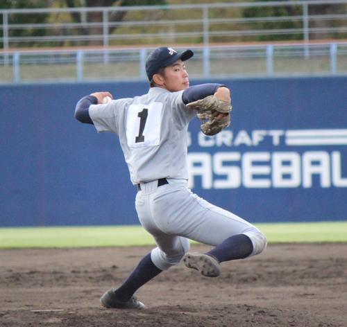 京都外大西の先発・田中（撮影・柏原誠）