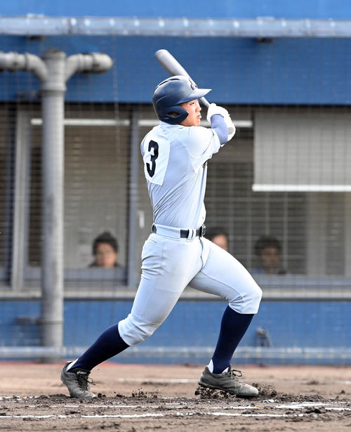 京都外大西対履正社　1回表京都外大西2死一塁、相馬は先制の左適時三塁打を放つ（撮影・前岡正明）