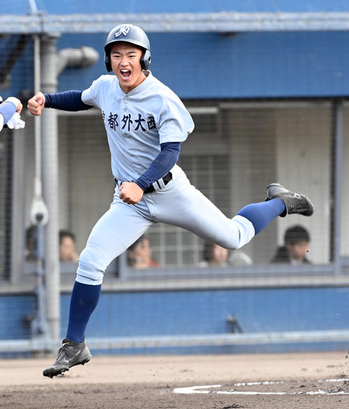 京都外大西対履正社　1回表京都外大西2死一塁、相馬の先制左適時三塁打で生還した松岡（撮影・前岡正明）