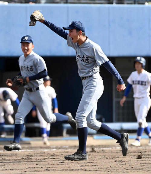 京都外大西対履正社　履正社に勝利、ガッツポーズを見せる京都外大西・田中（撮影・前岡正明）