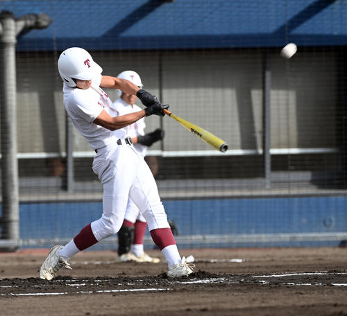 耐久対須磨翔風　1回表耐久2死一塁、岡川は先制の左適時二塁打を放つ（撮影・前岡正明）