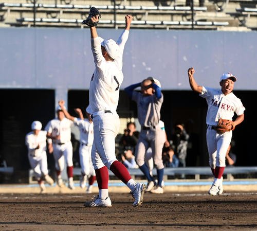 耐久対須磨翔風　須磨翔風を破りガッツポーズを見せる耐久・冷水（撮影・前岡正明）