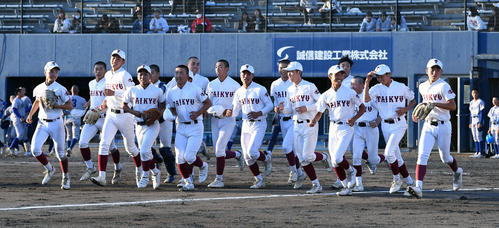 耐久対須磨翔風　須磨翔風を破りあいさつに向かう耐久ナイン（撮影・前岡正明）