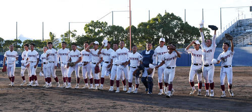 耐久対須磨翔風　須磨翔風を破り応援団にあいさつする耐久ナイン（撮影・前岡正明）