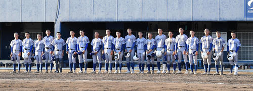 耐久対須磨翔風　耐久に敗れベンチ前に整列する須磨翔風ナイン（撮影・前岡正明）