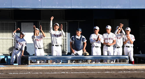 耐久対須磨翔風　8回表耐久1死満塁、川合の右犠飛に喜ぶ耐久ナイン（撮影・前岡正明）