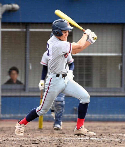 近江対京都国際　9回裏京都国際1死二塁、清水は左サヨナラ適時打を放つ（撮影・前岡正明）