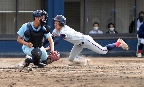 近江対京都国際　9回裏京都国際1死二塁、清水の左サヨナラ適時打で生還する高岸。捕手高橋（撮影・前岡正明）