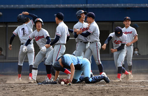 近江対京都国際　近江にサヨナラ勝ち、喜ぶ京都国際ナイン（撮影・前岡正明）