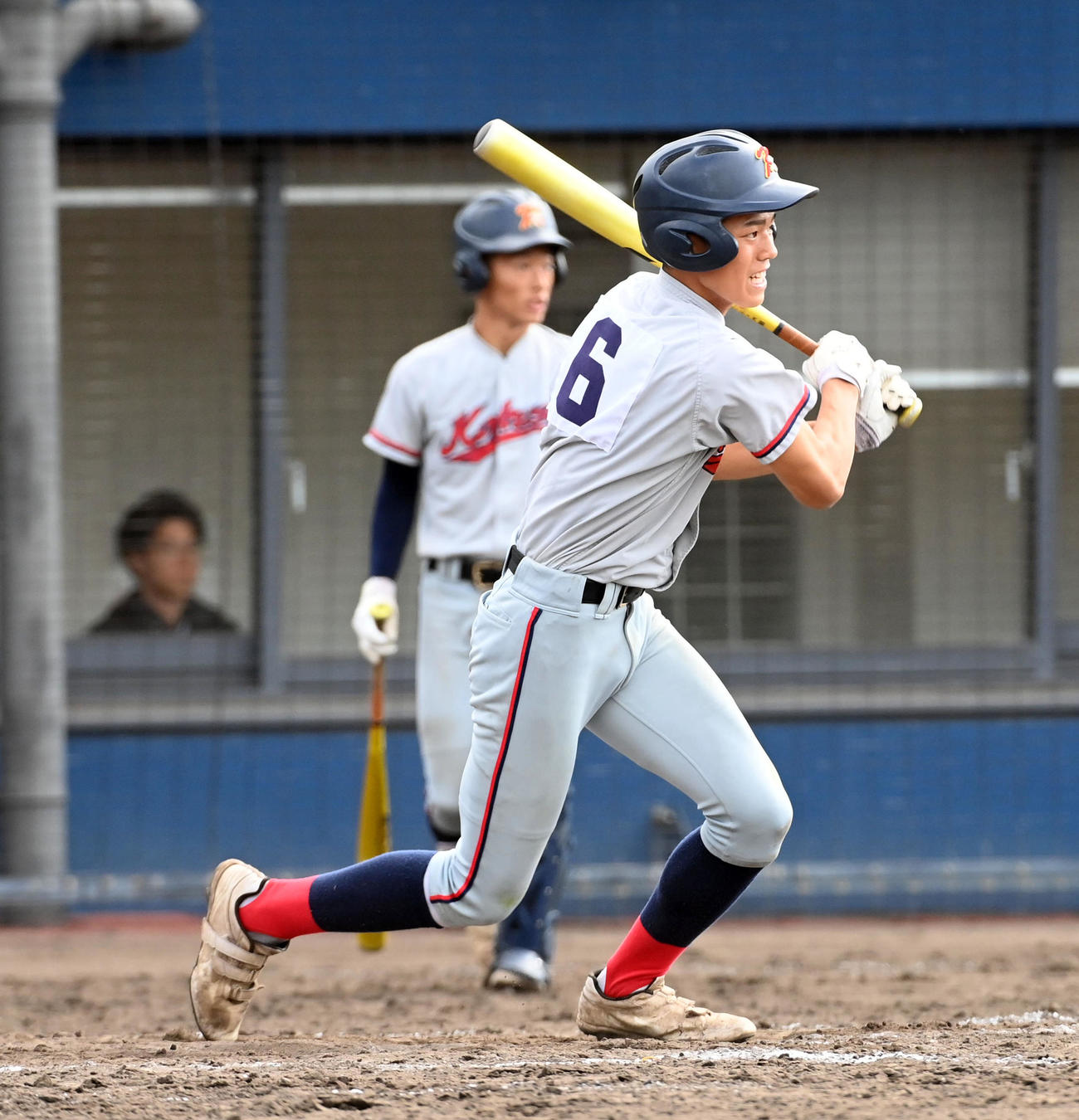 近江対京都国際　9回裏京都国際1死二塁、清水は左サヨナラ適時打を放つ（撮影・前岡正明）