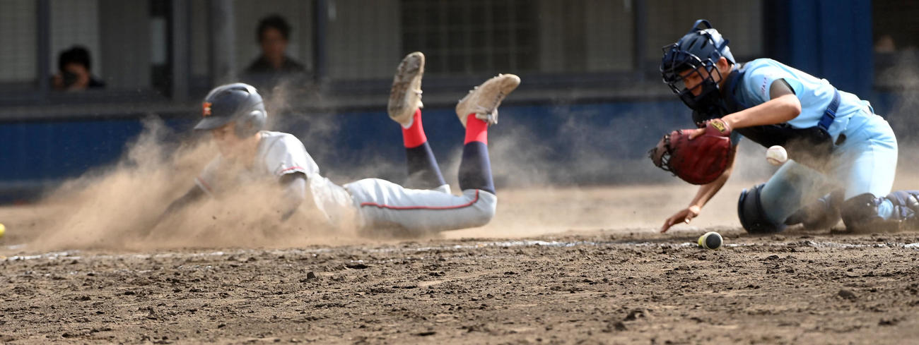 近江対京都国際　9回裏京都国際1死二塁、清水の左サヨナラ適時打で生還する高岸。捕手高橋（撮影・前岡正明）