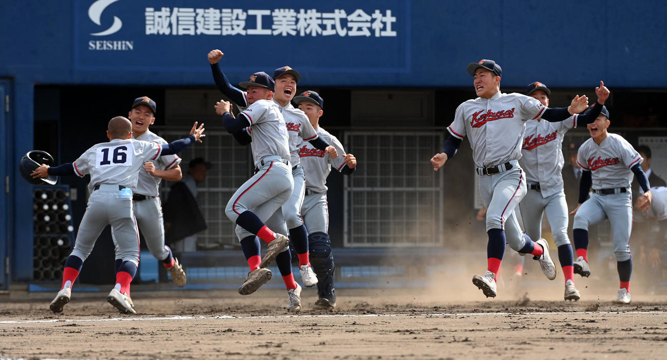 近江対京都国際　近江にサヨナラ勝ち、喜ぶ京都国際ナイン（撮影・前岡正明）