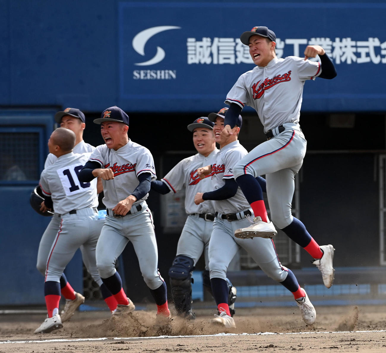 近江対京都国際　近江にサヨナラ勝ち、喜ぶ京都国際ナイン（撮影・前岡正明）