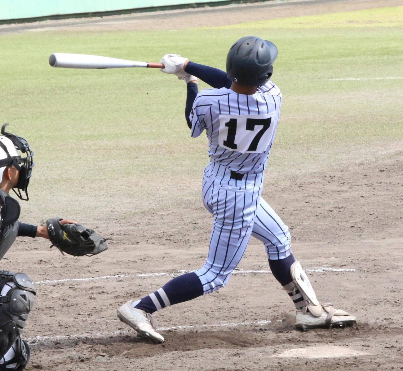 東海大福岡対九州学院　9回表東海大福岡2死一、二塁、左越え同点3ランを放つ唐崎士外野手（撮影・菊川光一）＝2023年10月29日、久留米市野球場