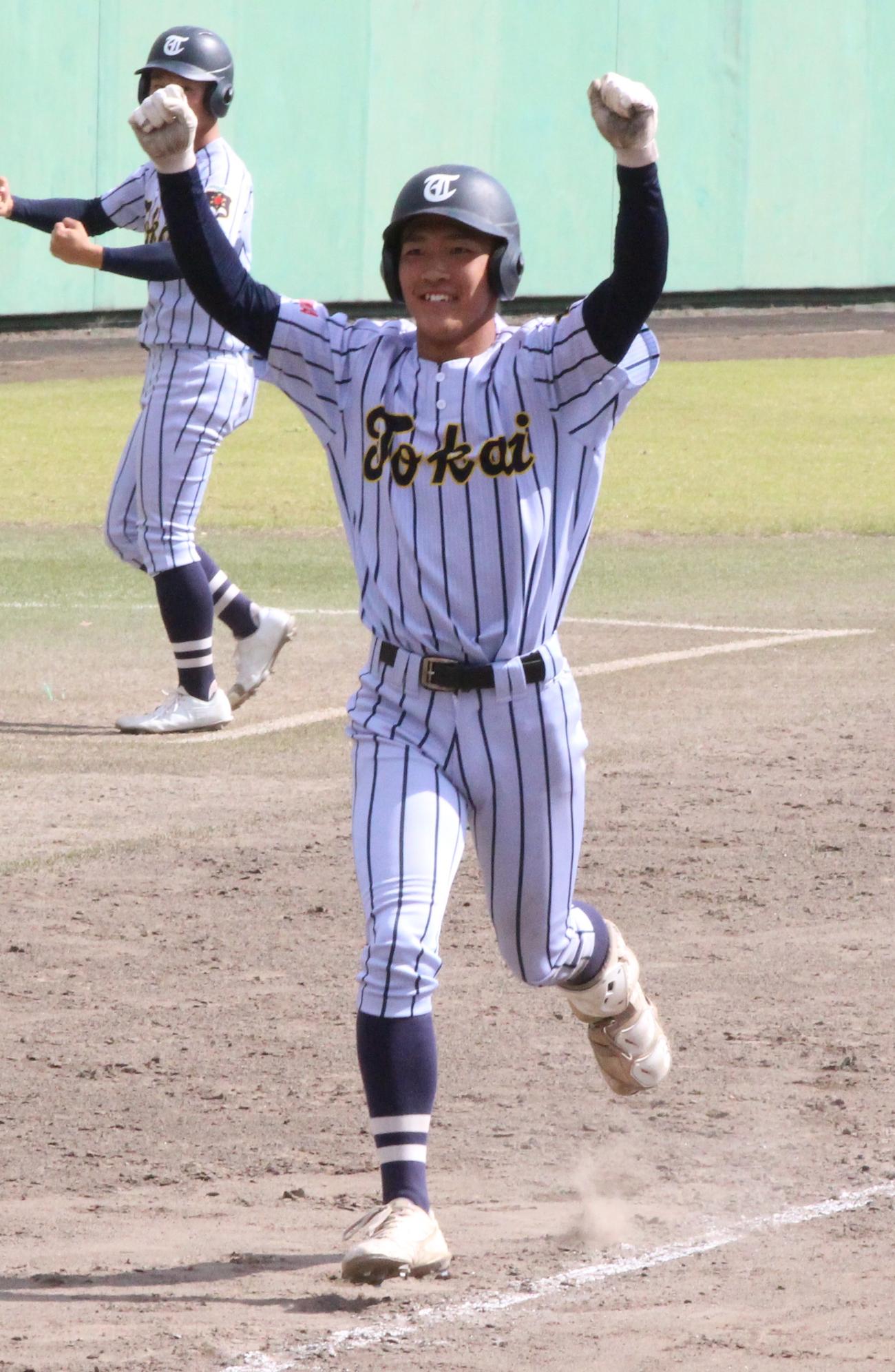 東海大福岡対九州学院　9回表東海大福岡2死一、二塁、左越え同点3ランを放ち、ガッツポーズで生還する唐崎士外野手（撮影・菊川光一）＝2023年10月29日、久留米市野球場
