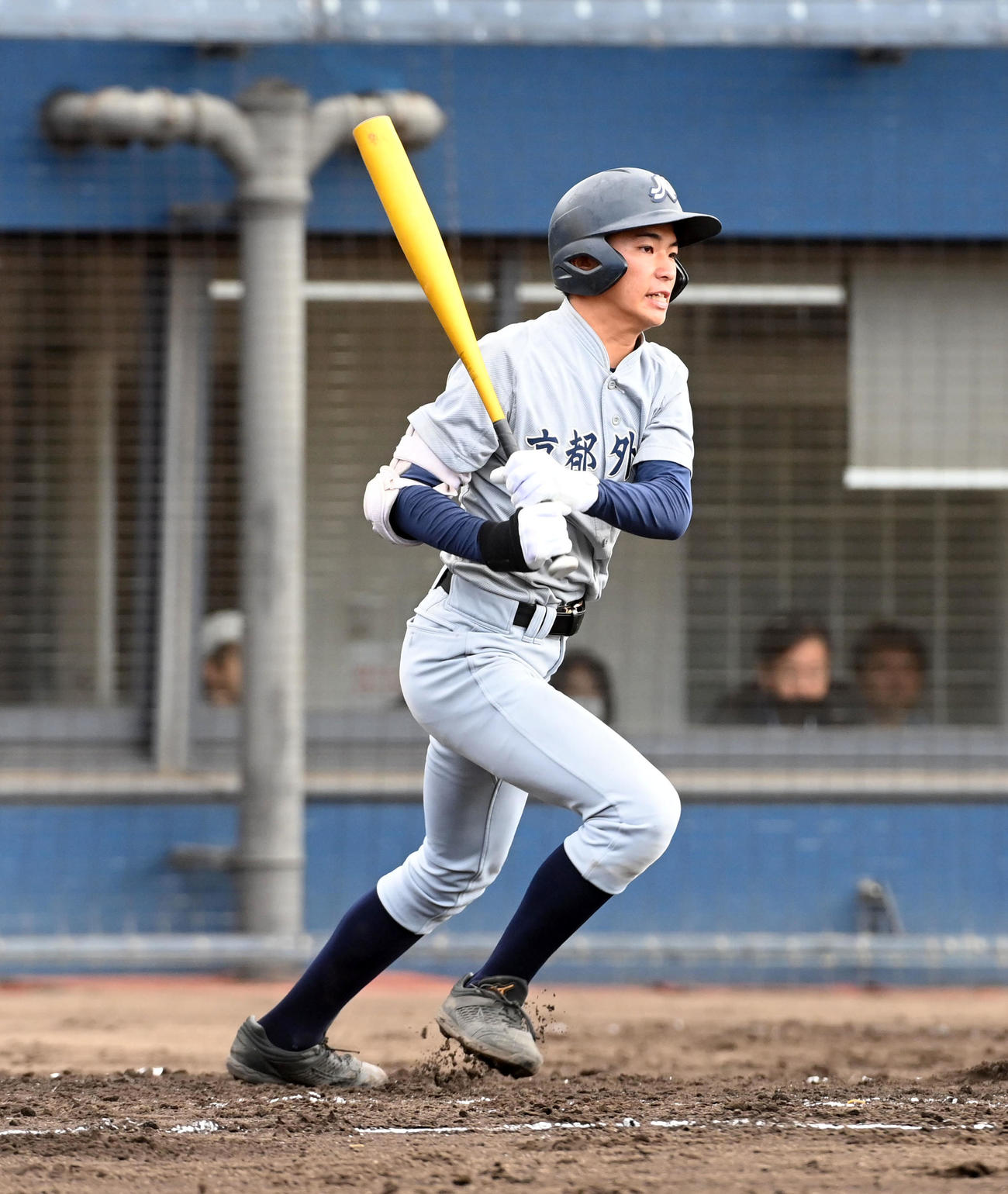 京都外大西対履正社　2回表京都外大西無死一、満塁、田中は右前適時打を放つ（撮影・前岡正明）