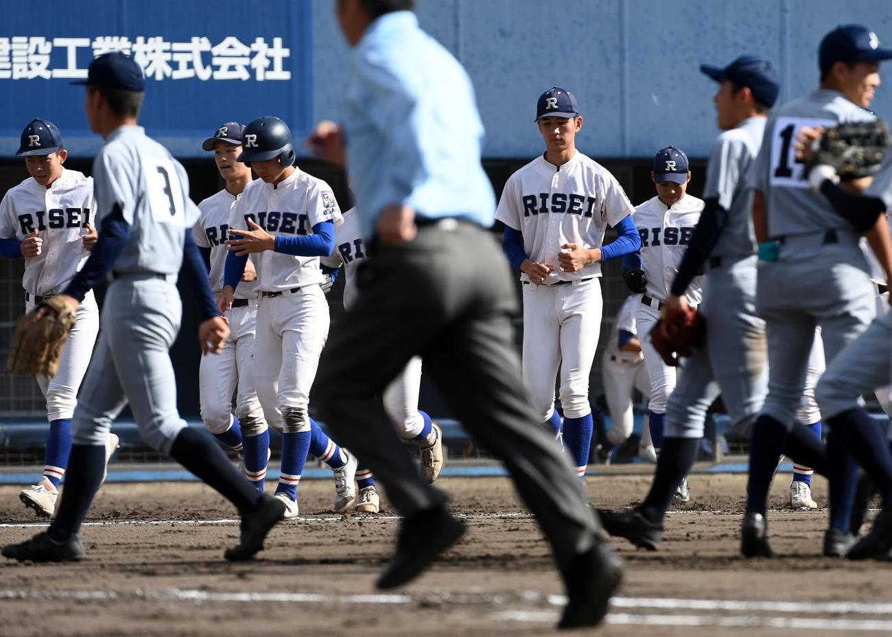 京都外大西対履正社　京都外大西に敗れあいさつに向かう履正社ナイン（撮影・前岡正明）