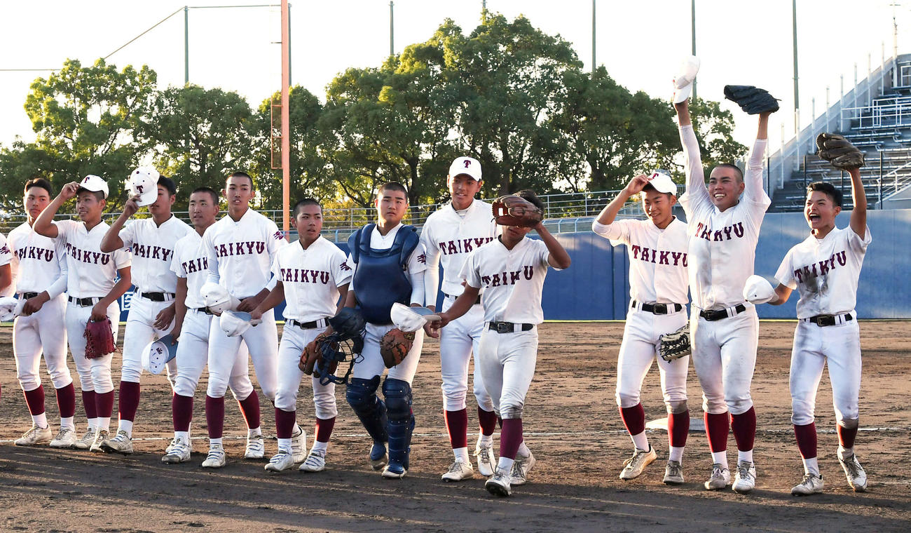 耐久対須磨翔風　須磨翔風を破り応援団にあいさつする耐久ナイン（撮影・前岡正明）