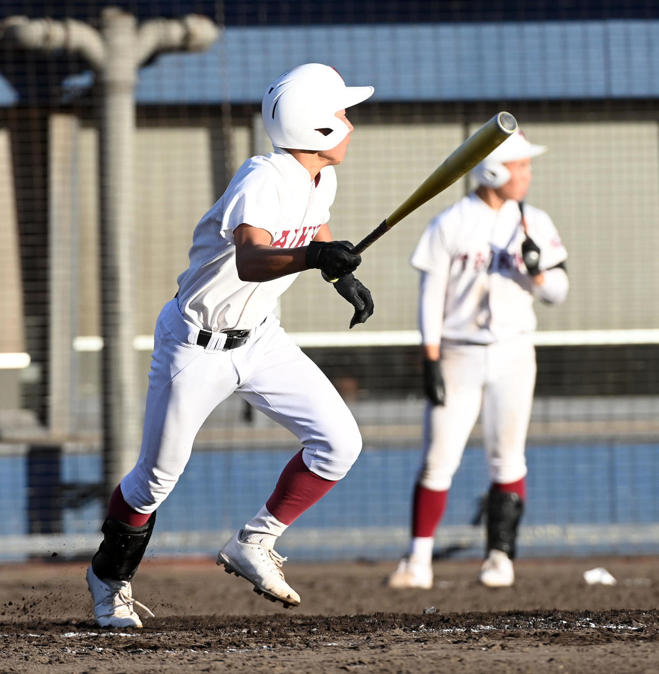 耐久対須磨翔風　8回表耐久2死一、二塁、中は左適時二塁打を放つ（撮影・前岡正明）