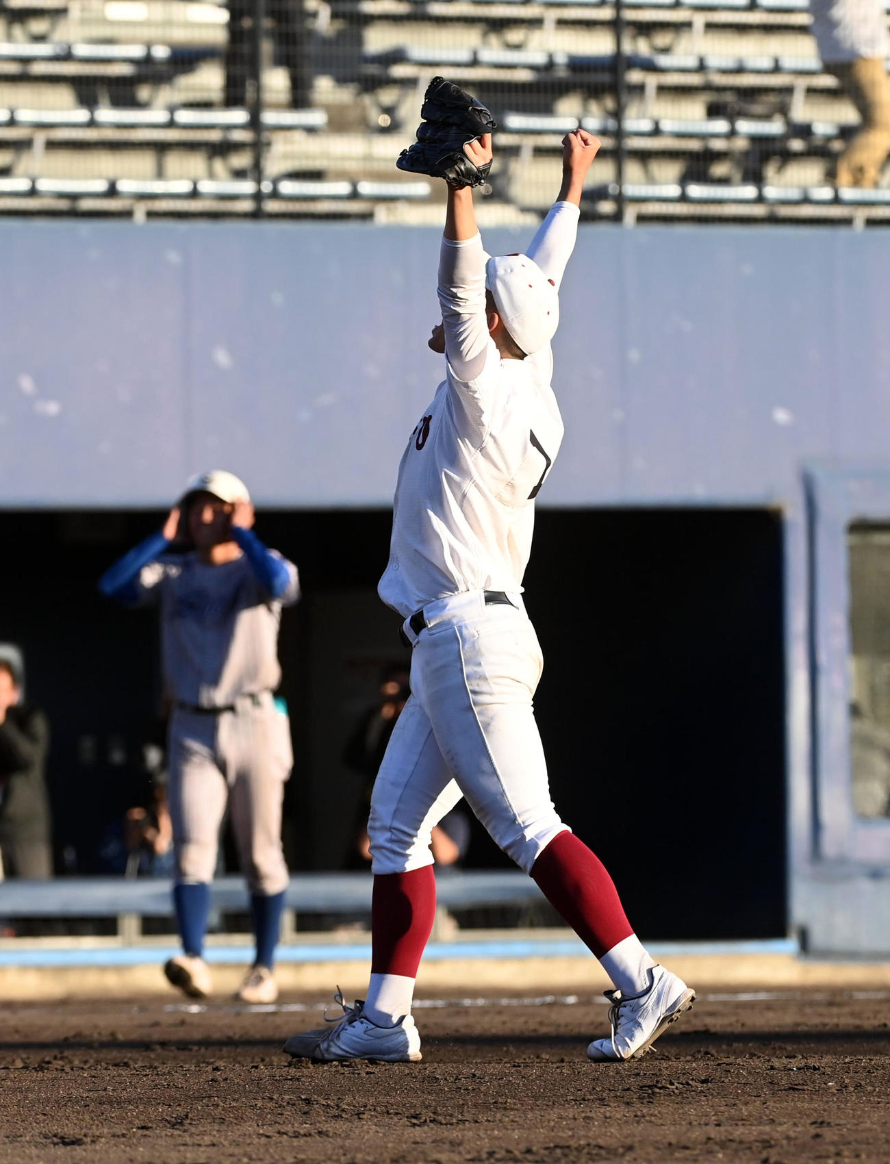 耐久対須磨翔風　須磨翔風を破りガッツポーズを見せる耐久・冷水（撮影・前岡正明）
