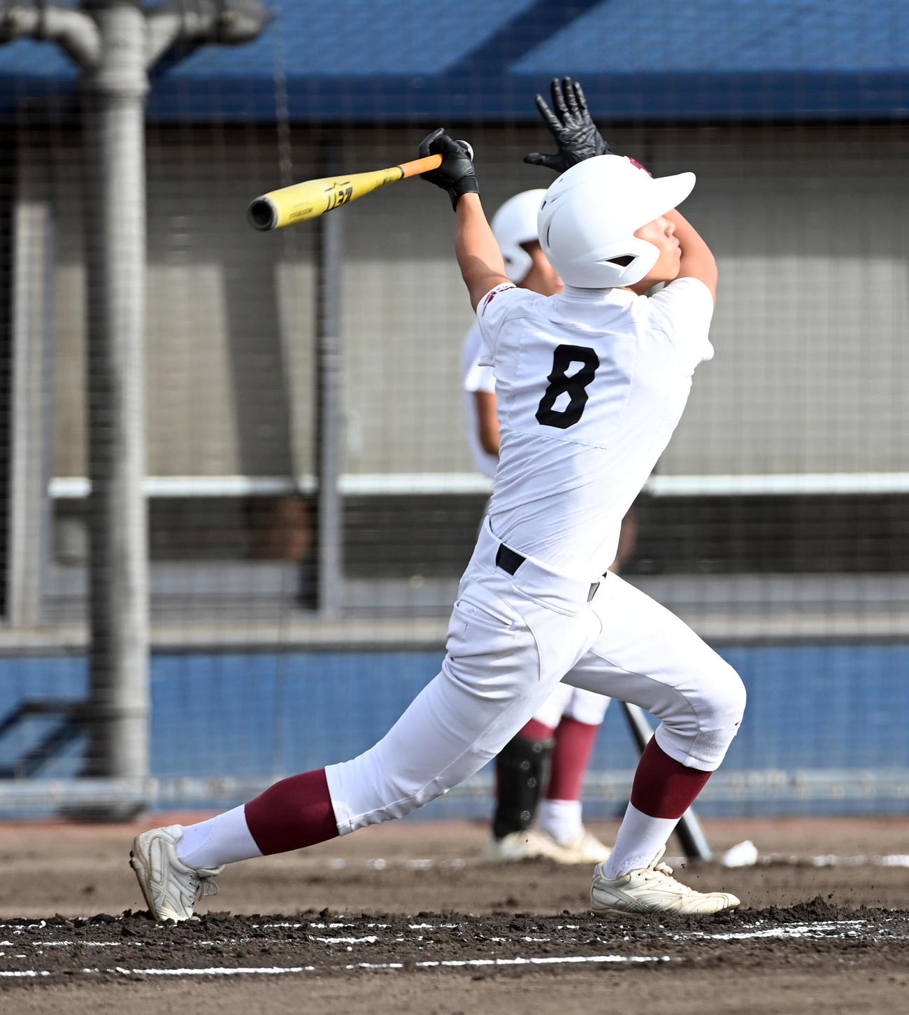 耐久対須磨翔風　1回表耐久2死一塁、岡川は先制の左適時二塁打を放つ（撮影・前岡正明）