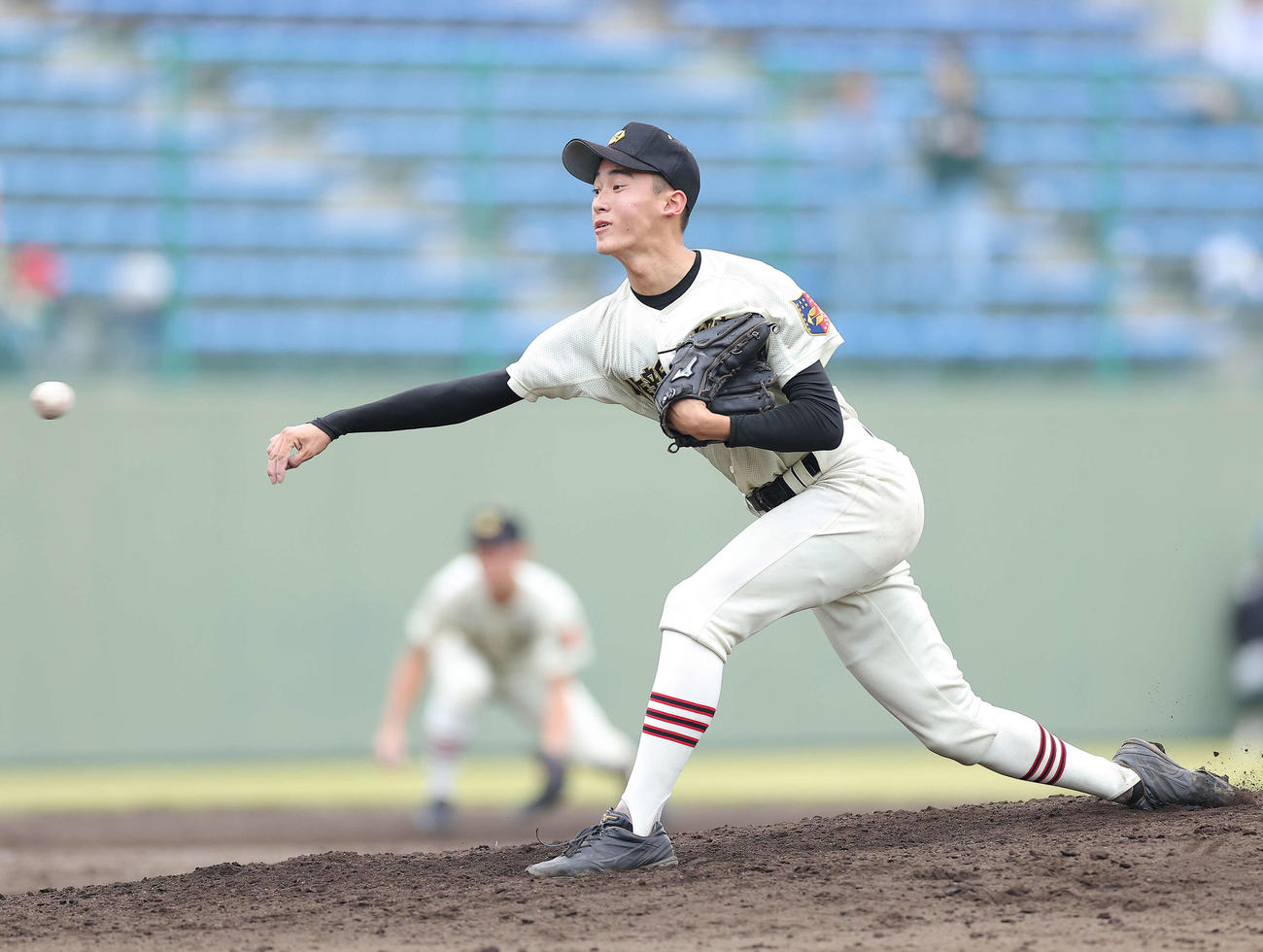 作新学院対山梨学院　9回裏、力投する作新学院・石毛（撮影・河田真司）