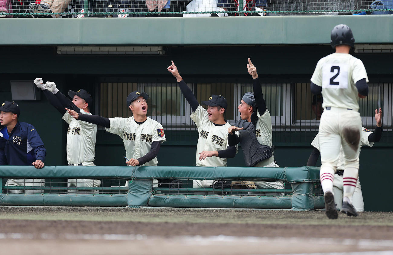 作新学院対山梨学院　7回表作新学院2死一、三塁、斎藤の左犠飛で岩出（右）が生還し盛り上がる作新学院ベンチ（撮影・河田真司）