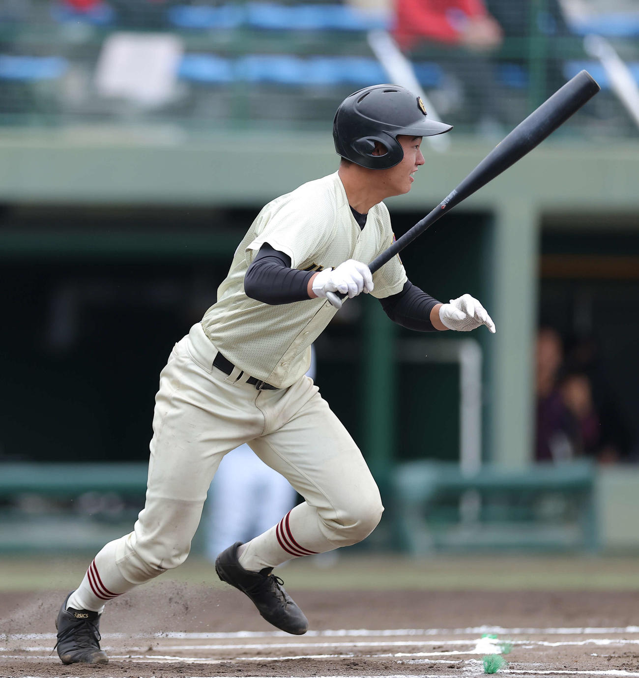 作新学院対山梨学院　6回表作新学院2死一、二塁、中前適時打を放つ粒良（撮影・河田真司）