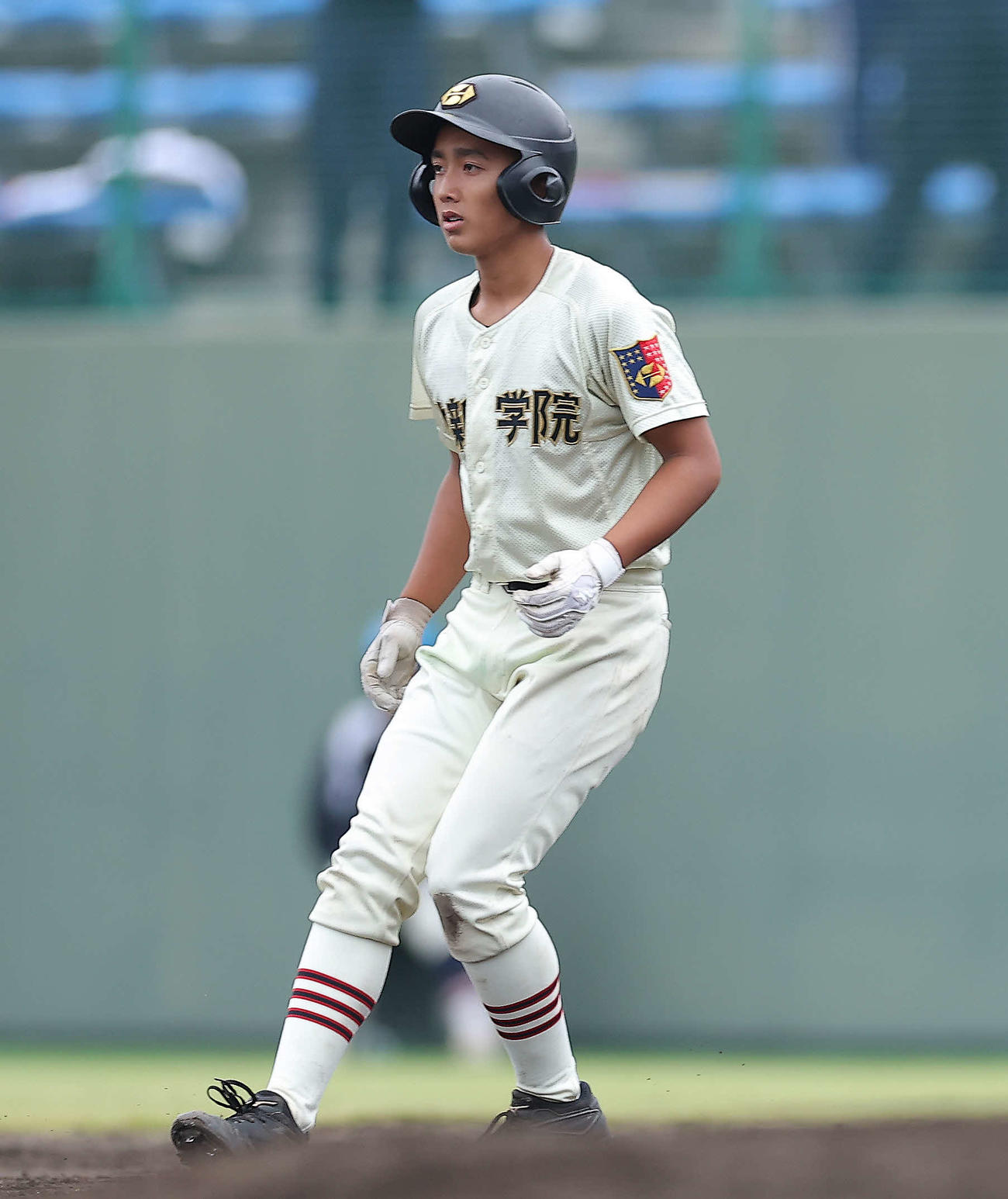 作新学院対山梨学院　7回表作新学院無死満塁、左前適時打で出塁する根本（撮影・河田真司）