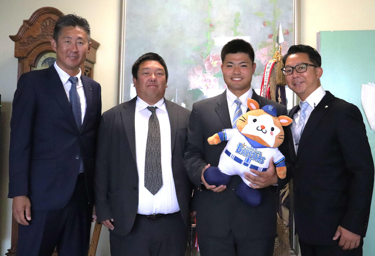 八馬幹典アマスカウトグループリーダー（右）と担当の吉見祐治スカウト（左）から指名あいさつを受けた、京都翔英の前田雅大監督とDeNA育成3位の小笠原（右から2人目）（撮影・中島麗）
