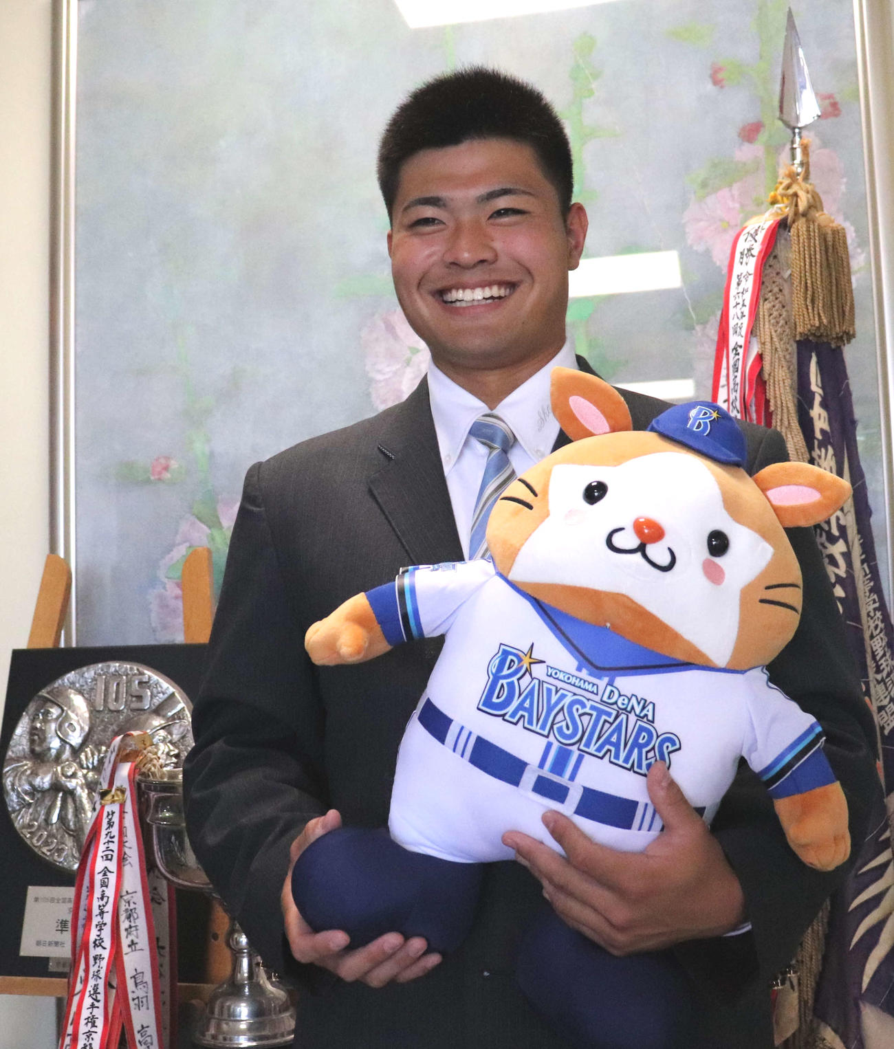 DB．スターマンのぬいぐるみを手に持ち、記念撮影をすると「プロに入る実感がわいてきました」と語ったDeNA育成3位京都翔英の小笠原（撮影・中島麗）