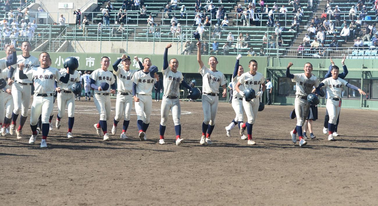 大分舞鶴対熊本国府　サヨナラ勝ちで喜びを爆発させる熊本国府ナイン（撮影・佐藤究）
