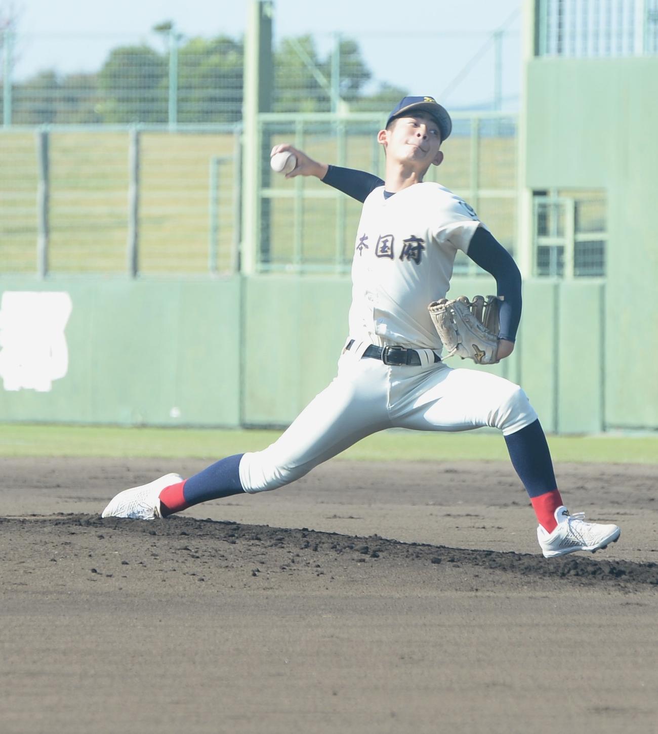 大分舞鶴対熊本国府　先発した熊本国府・坂井（撮影・佐藤究）