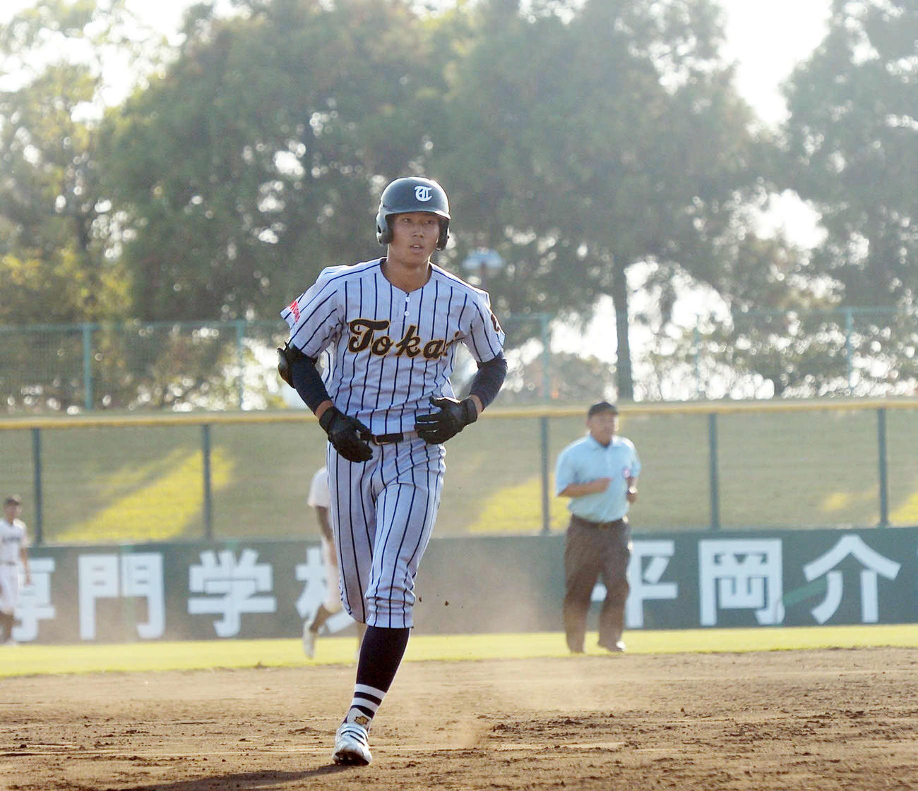 東海大福岡対延岡学園　8回表東海大福岡無死、右越え本塁打を放った藤本（撮影・佐藤究）